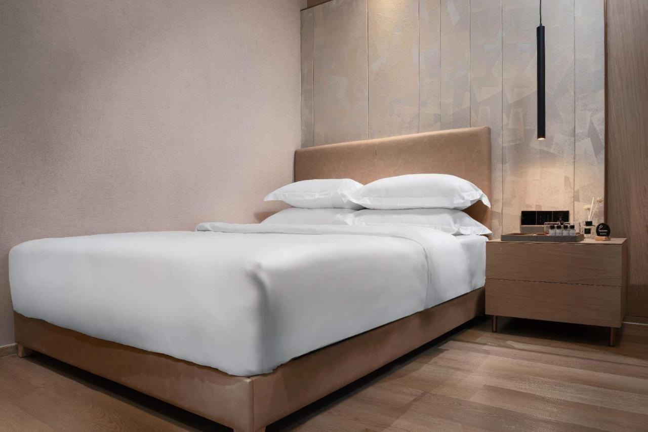 Sf Hotel Penthouse Residences Phnom Penh Bagian luar foto